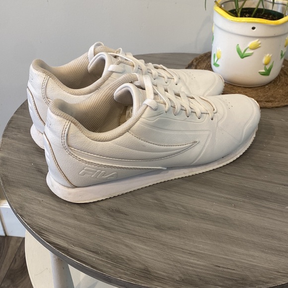 LADIES FILA WHITE RUNNERS - Picture 2 of 9